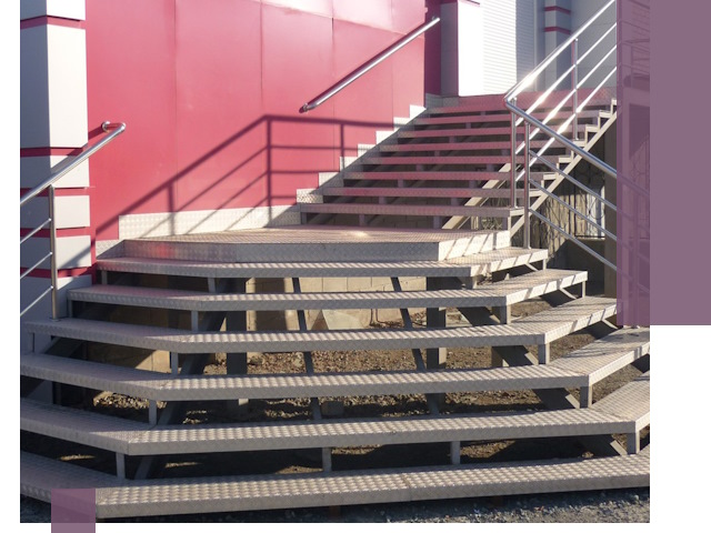 Лестницы для магазина в Азове — изготовление и монтаж