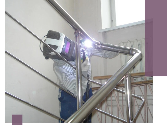 Монтаж перил и ограждений качественно в Азове