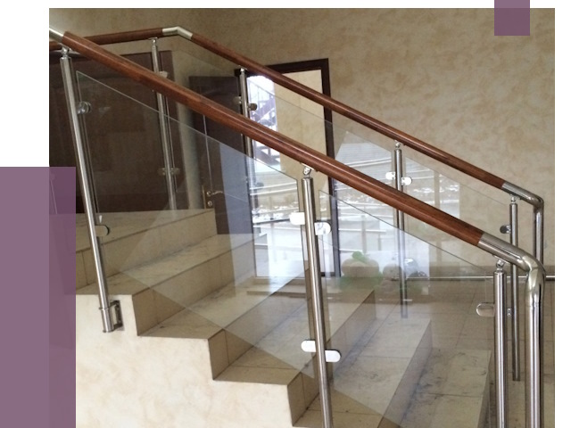 Комбинированные перила из металла и дерева в Азове