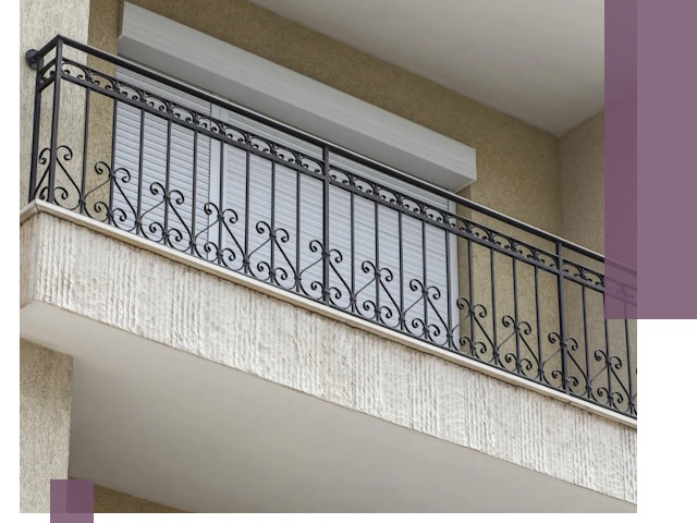 Балконные ограждения из металла и стекла в Азове для домов