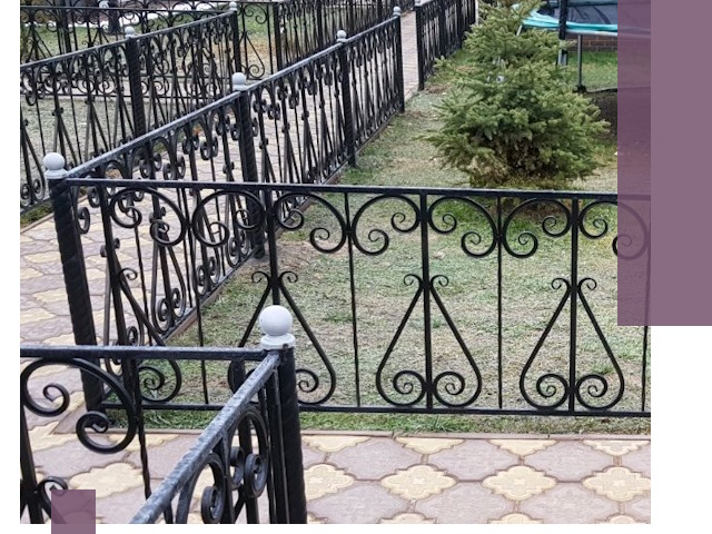 Кованые газонные ограждения под ключ в Азове